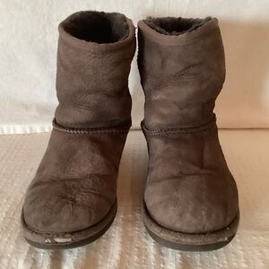UGG Boots Kids Sz 2 Classic Short Chocolate Suede Sheepskin lined, GUC